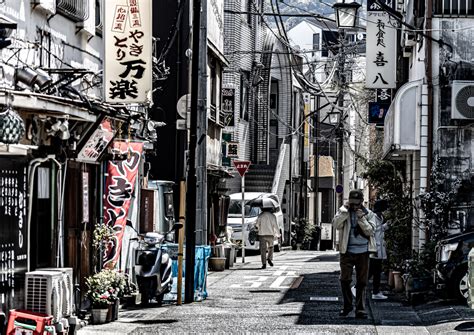 エロたちんぼ|生々しい裏産業 温泉街 路地裏立ちんぼマッサージ 